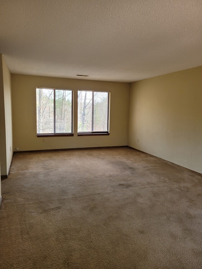 Living Room - 28 Greenleaf Ct