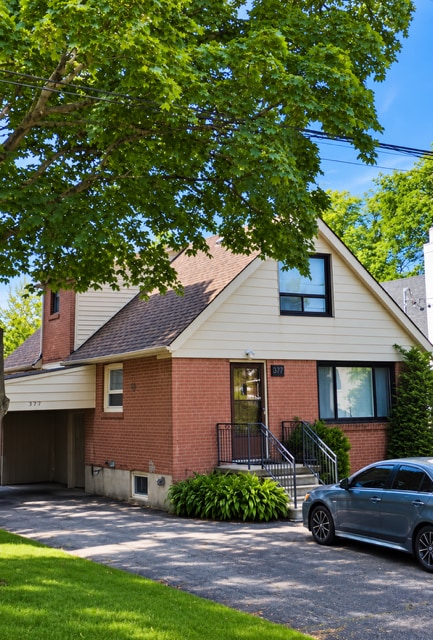 Building Photo - 237 Poyntz Av