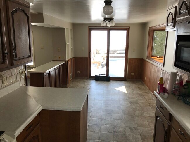 Dining - 6494 N Paynes Point Rd