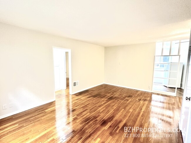 Building Photo - Charming 1 Bedroom 1 Bathroom In West Holl...