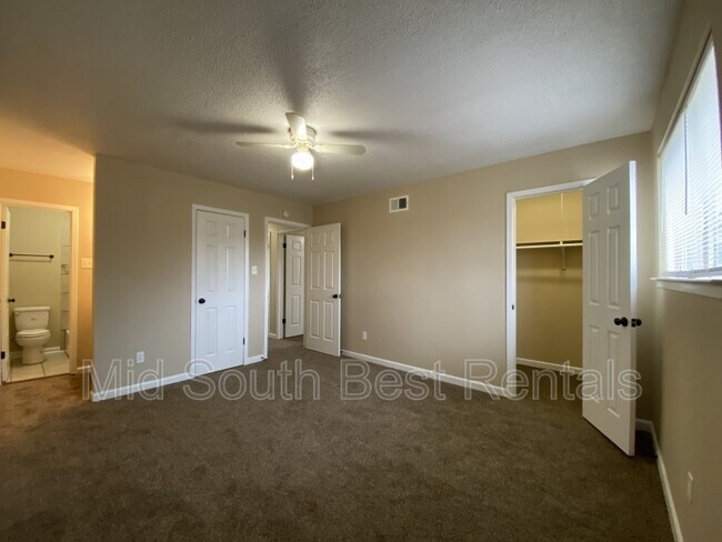 Building Photo - 3398 Woodhollow Dr