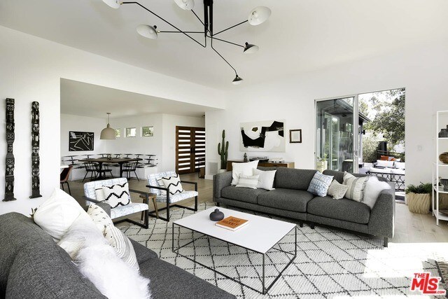 Foto del edificio - 2935 Hollyridge Dr