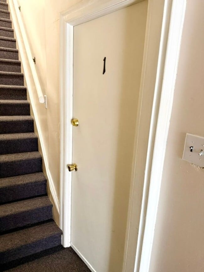 Building Photo - Convenient 1 Bedroom / 1 Bath First Floor Apartment