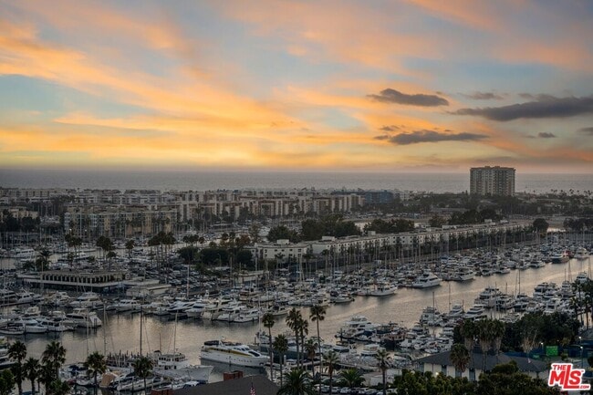 Building Photo - 13700 Marina Pointe Dr