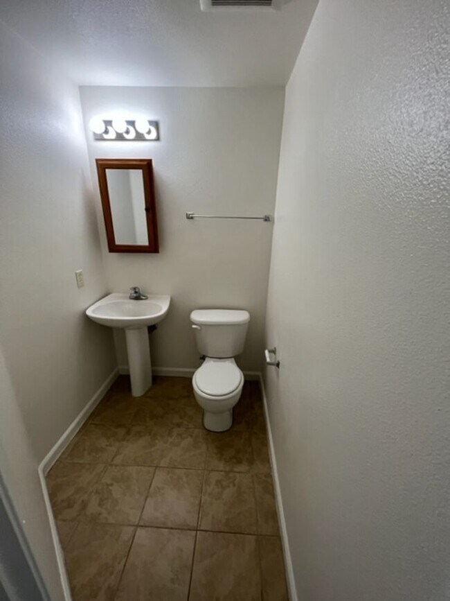 Foto del edificio - 710-710 Cedar St