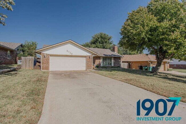 Foto del edificio - Charming Brick Home with Large Backyard in OKC! - Move In Now & Get 50% Off Your First & Second M...