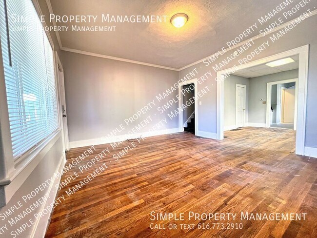 Building Photo - Town House Style Duplex - 3 bedrooms / 1 Bath