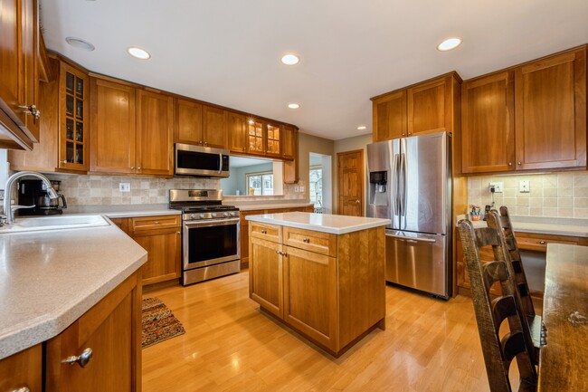 Kitchen - 316 Iroquois Ave