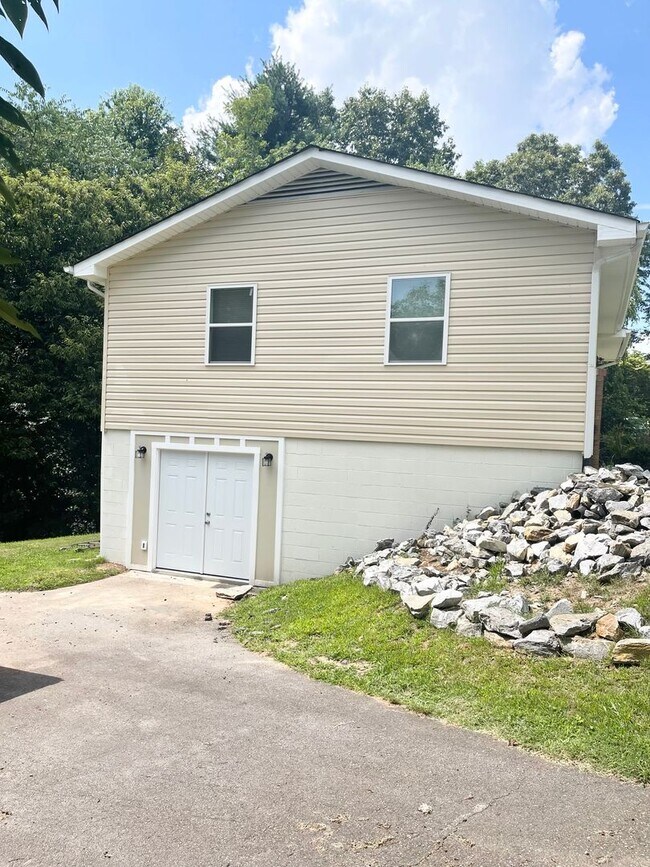 Foto del edificio - Adorable 3 bedroom 2 bath, great Candler l...