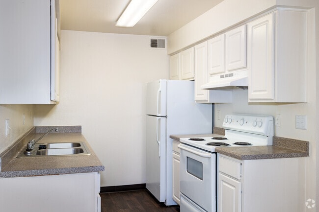 2BR, 1BA - 818SF - Timberleaf Apartments