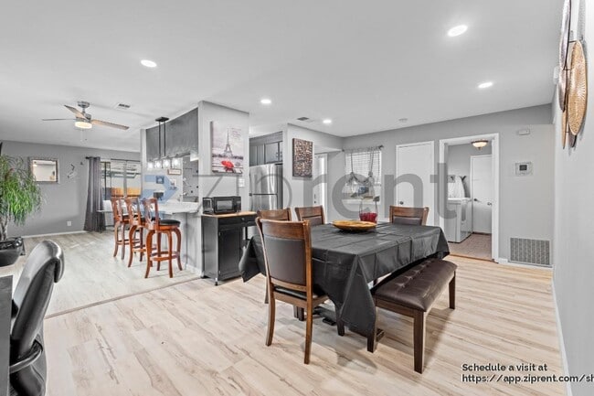 Building Photo - 325 Falcon Dr