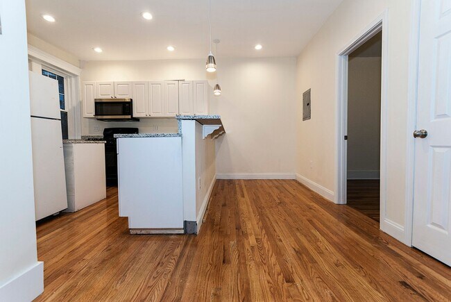 Foto del edificio - Renovated 2 Bed on Comm Ave | Heat & Hot Water Included | Cats OK | 9/1