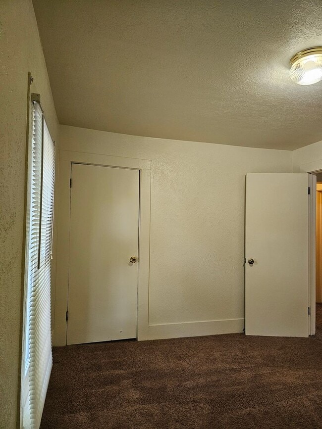 Building Photo - Large Home in Heart of BG