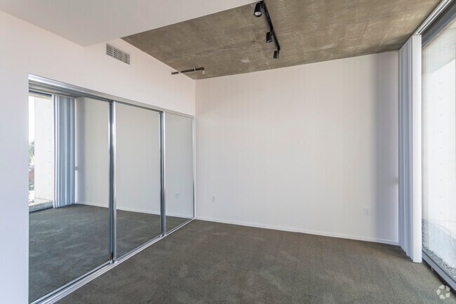 2 HAB, 2 BA - 945 FT² - The Park