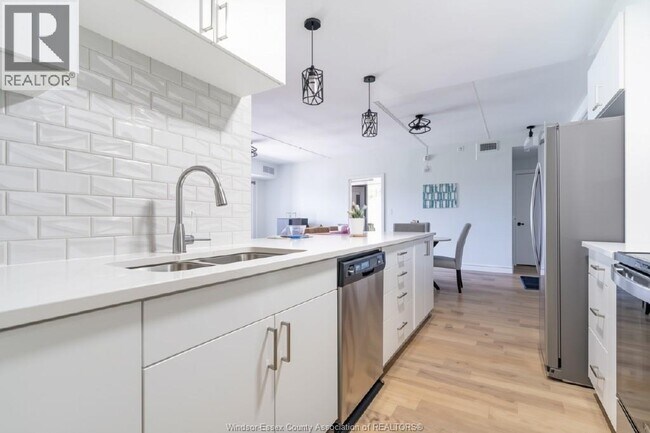 Photo du bâtiment - 2550 Sandwich W Pkwy