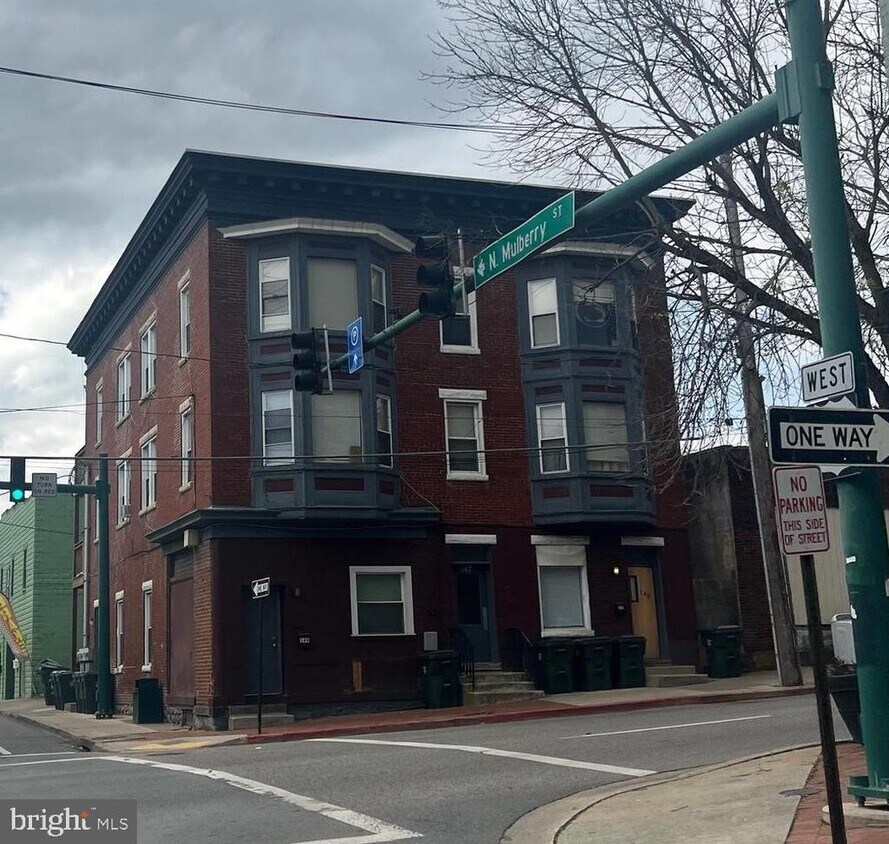 Building Photo - 145 E Franklin St