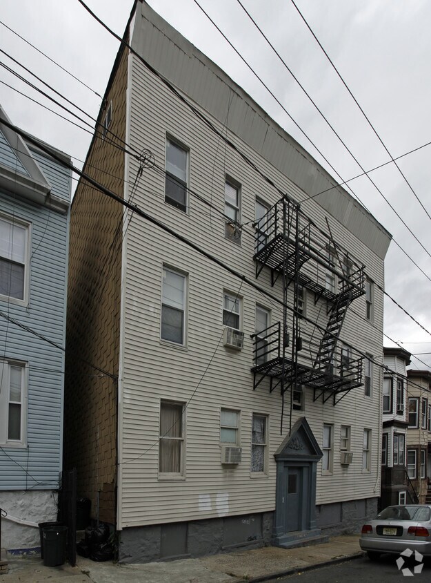 Primary Photo - 143 Dekalb Ave