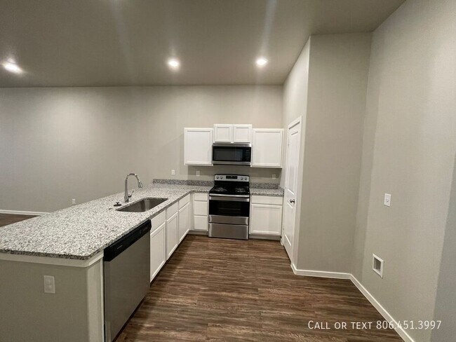 Foto del edificio - Like new 3/2 Duplex near 19th and Inler