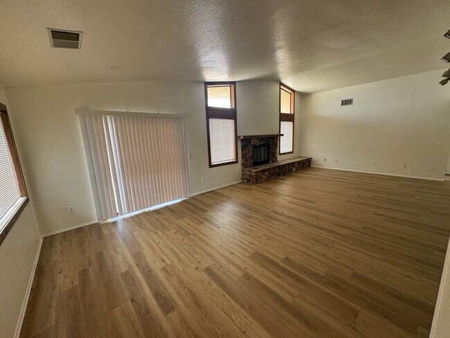 Building Photo - Beautiful home in Desert Knolls area