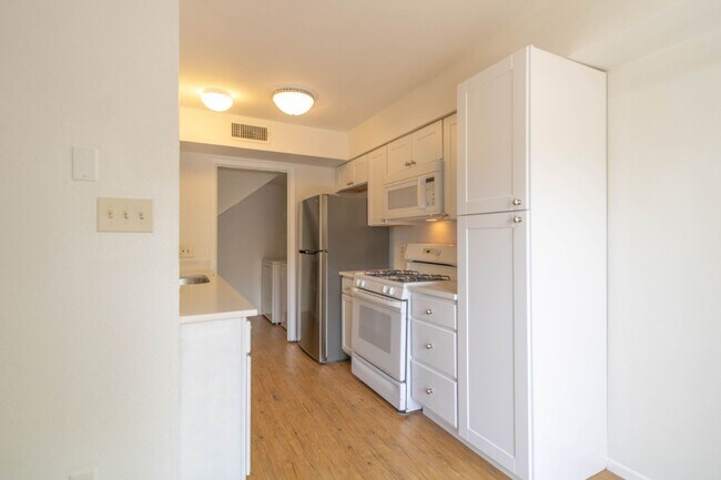 Building Photo - 1313 Southport Dr. Unit #D Austin, TX 78704