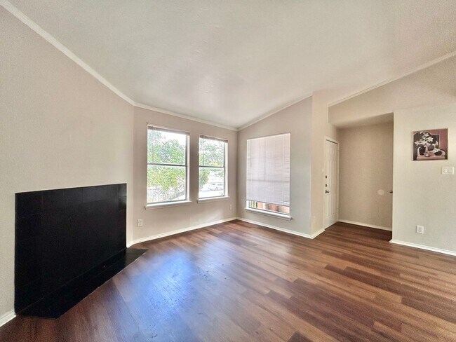 Foto del edificio - 7111 E Hwy 290