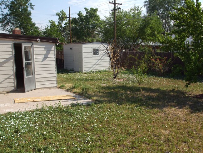 Building Photo - Spacious 3 bedroom 2 bath house with large...