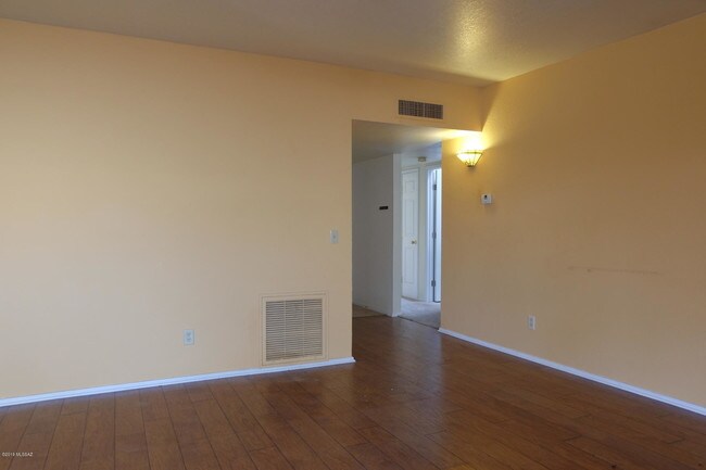 Building Photo - 620 W Calle De Las Lomitas