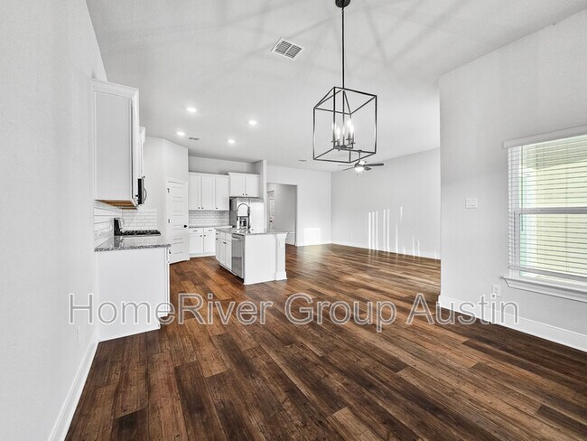 Foto del edificio - 117 Skyflower Ln