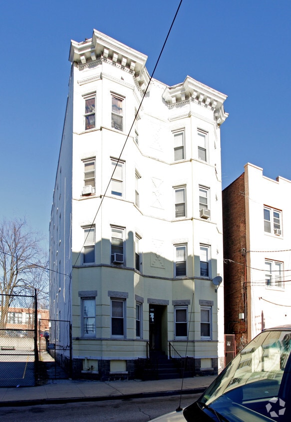 Building Photo - 29 Knowles St