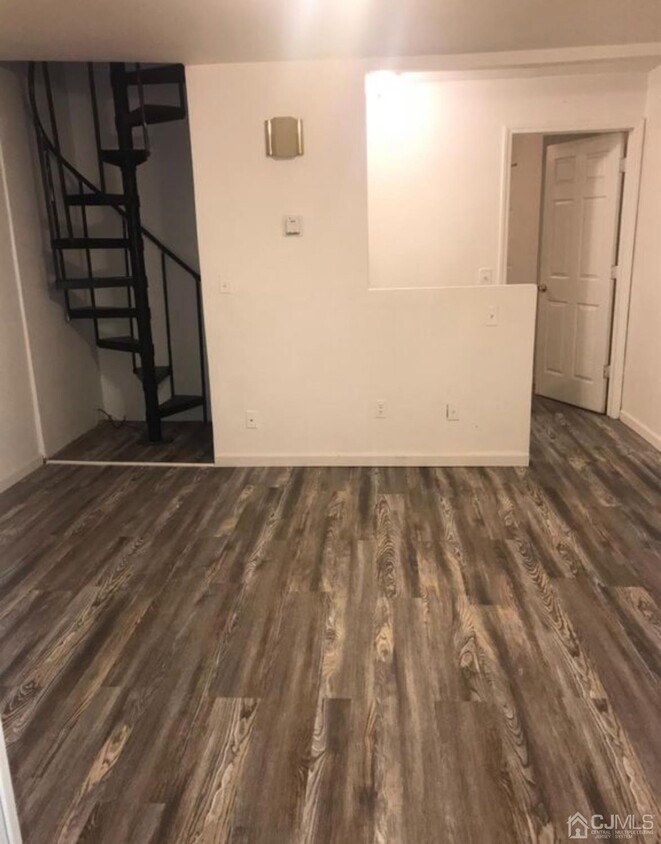 Primary Photo - 252 2nd St