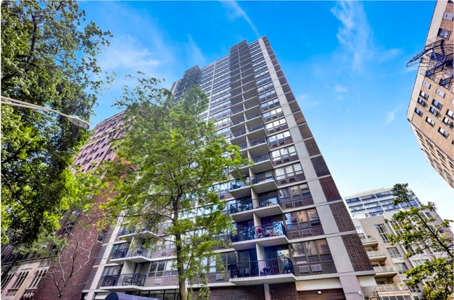 Photo - 2740 N Pine Grove Ave (Chicago, IL) Apartment