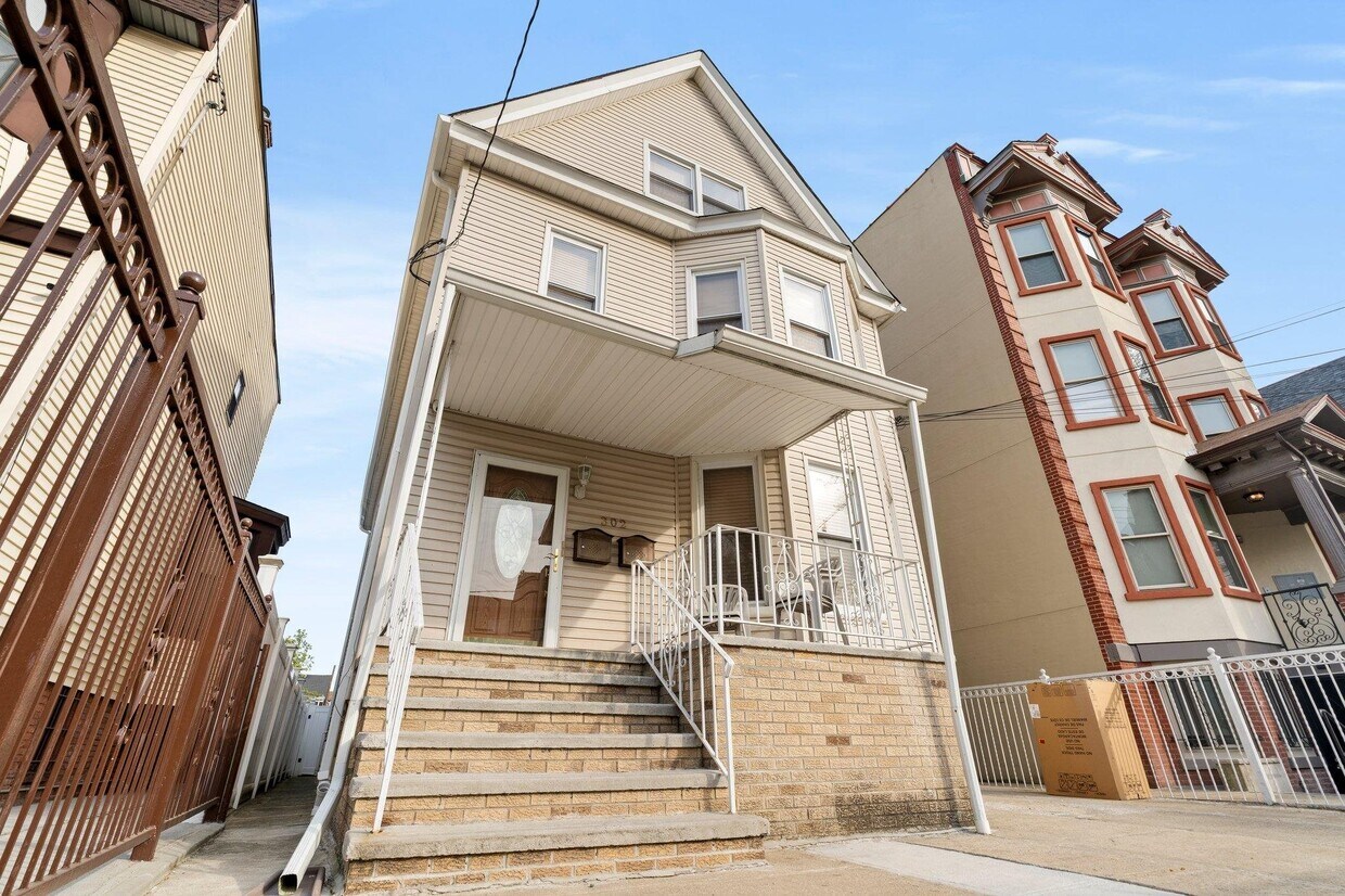 Foto principal - 302 Clerk St