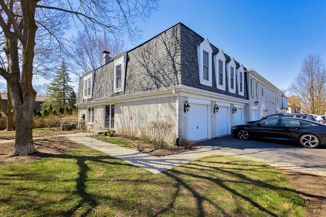 851 Garfield Ave Unit B, Libertyville, IL 60048 Condo for Rent in