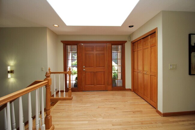 Building Photo - 4 Bedroom Lake Oswego with Stunning Views