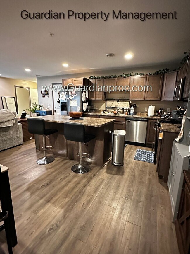 Foto del edificio - Lakeville End unit Town Home, Avail December, Two Car Garage, Dishwasher, W/D, 2.5 Baths