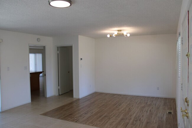 Foto del edificio - 121 Westcott Way