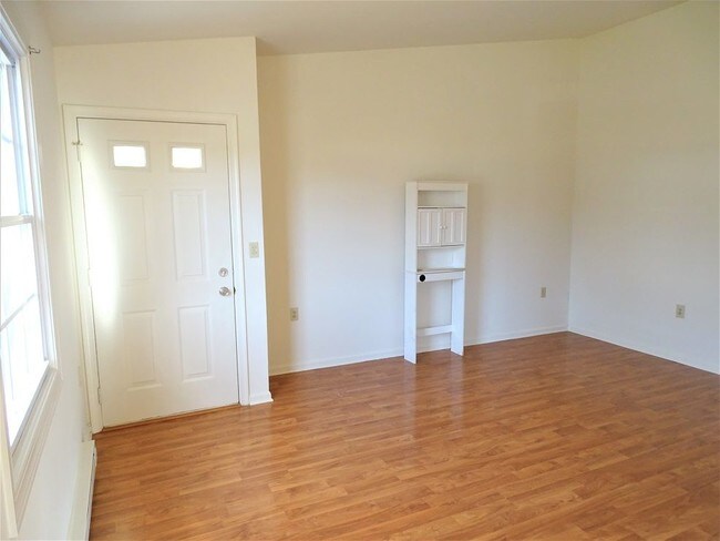 Building Photo - 627 S Cedar St