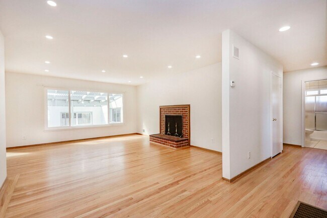 Building Photo - 3 Bed / 2.5 Bath Millbrae home in the high...