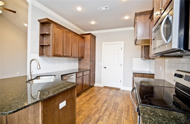 Building Photo - 308 Alder St