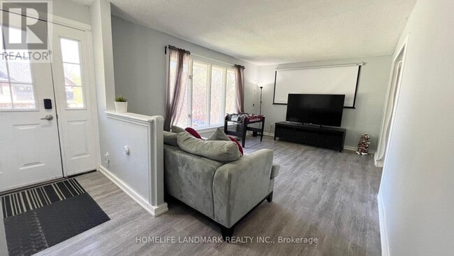 Photo du bâtiment - 688 Line 7 S