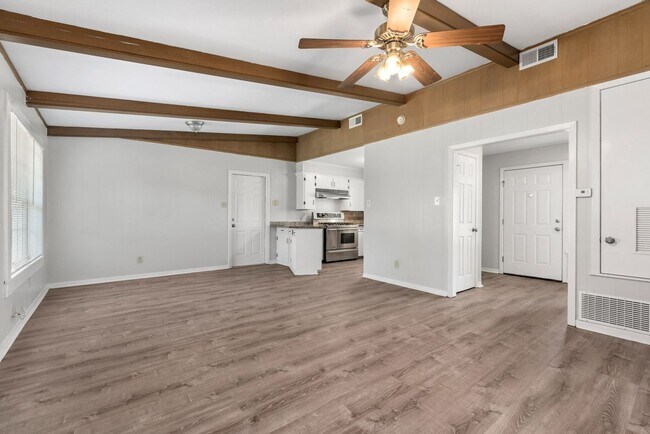 Foto del edificio - AUGUST PRE-LEASE Centrally Located Updated...