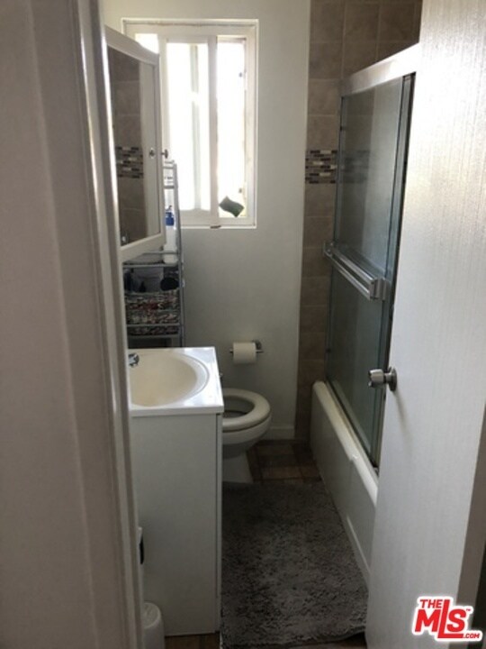 Baño - 2412 S Shenandoah St