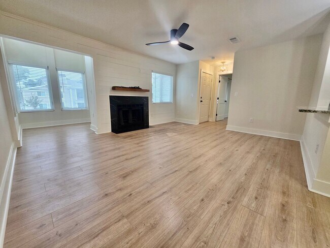 Foto del edificio - Newly renovated 2 bedroom + flex space in ...