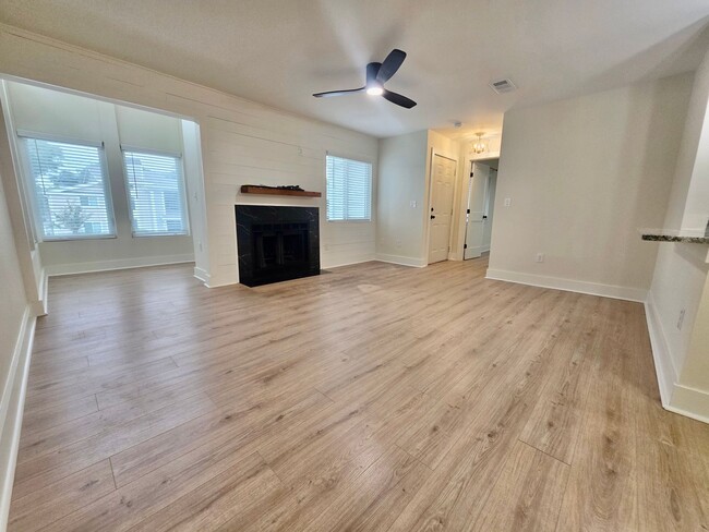 Building Photo - Newly renovated 2 bedroom + flex space in ...
