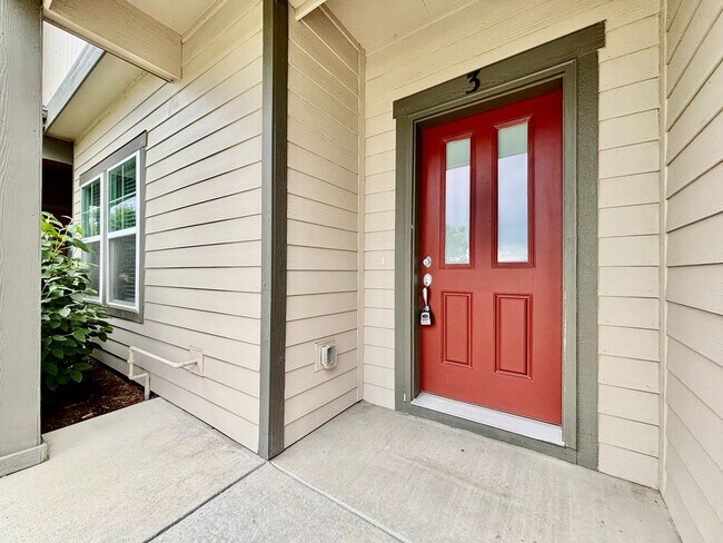 Building Photo - Beautiful 3 bed, 3 bath Townhome in West W...