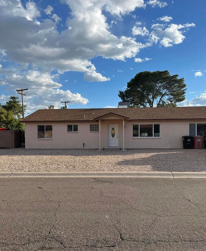 Foto principal - 7627 E 4th St