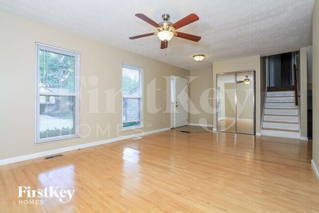 Foto del edificio - 8044 Buckland Dr
