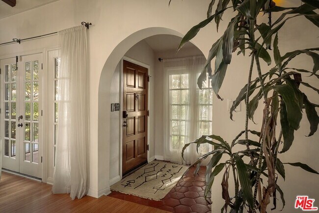 Foto del edificio - 2223 Cloverfield Blvd