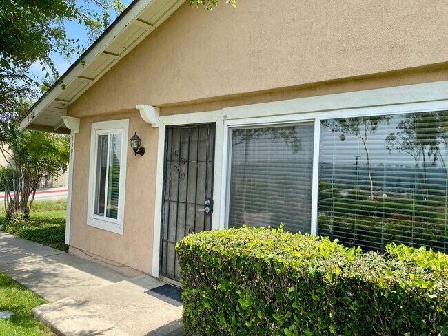 Foto del edificio - 2 Bed, 1 Bath Condo with a view of the hills!