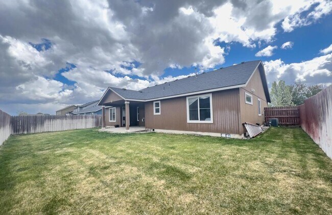 Foto del edificio - 3 Bed Home with Attached Garage
